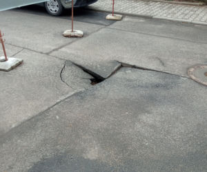Poznań. Potężna dziura w drodze! Niebezpieczeństwo wisiało w powietrzu 