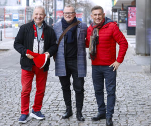 Sportowcy i aktorzy pod siedzibą TVN