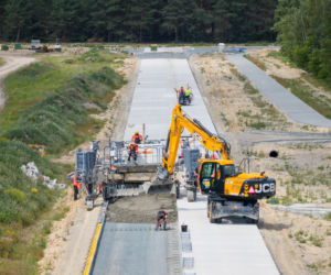 Betonowa technologia na gminnej drodze w Ożarowie