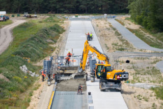 Betonowa technologia na gminnej drodze w Ożarowie