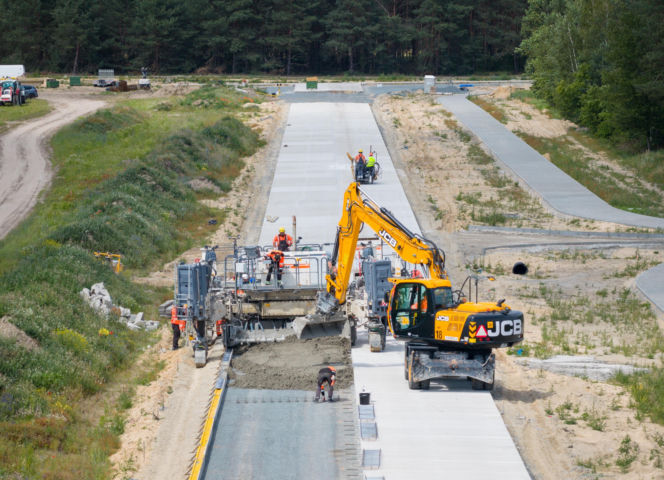 Betonowa technologia na gminnej drodze w Ożarowie
