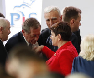 Jan Szyszko wita się z premier Beatą Szydło