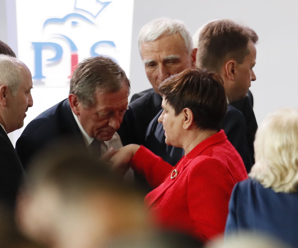 Jan Szyszko wita się z premier Beatą Szydło