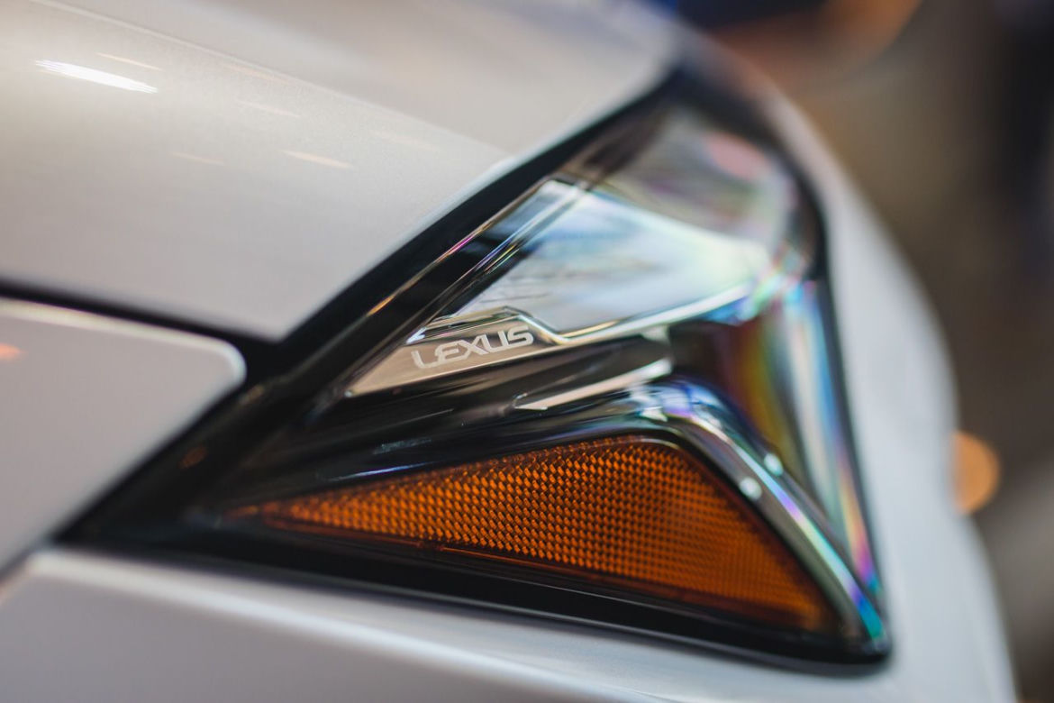 Lexus UX już w polskich salonach