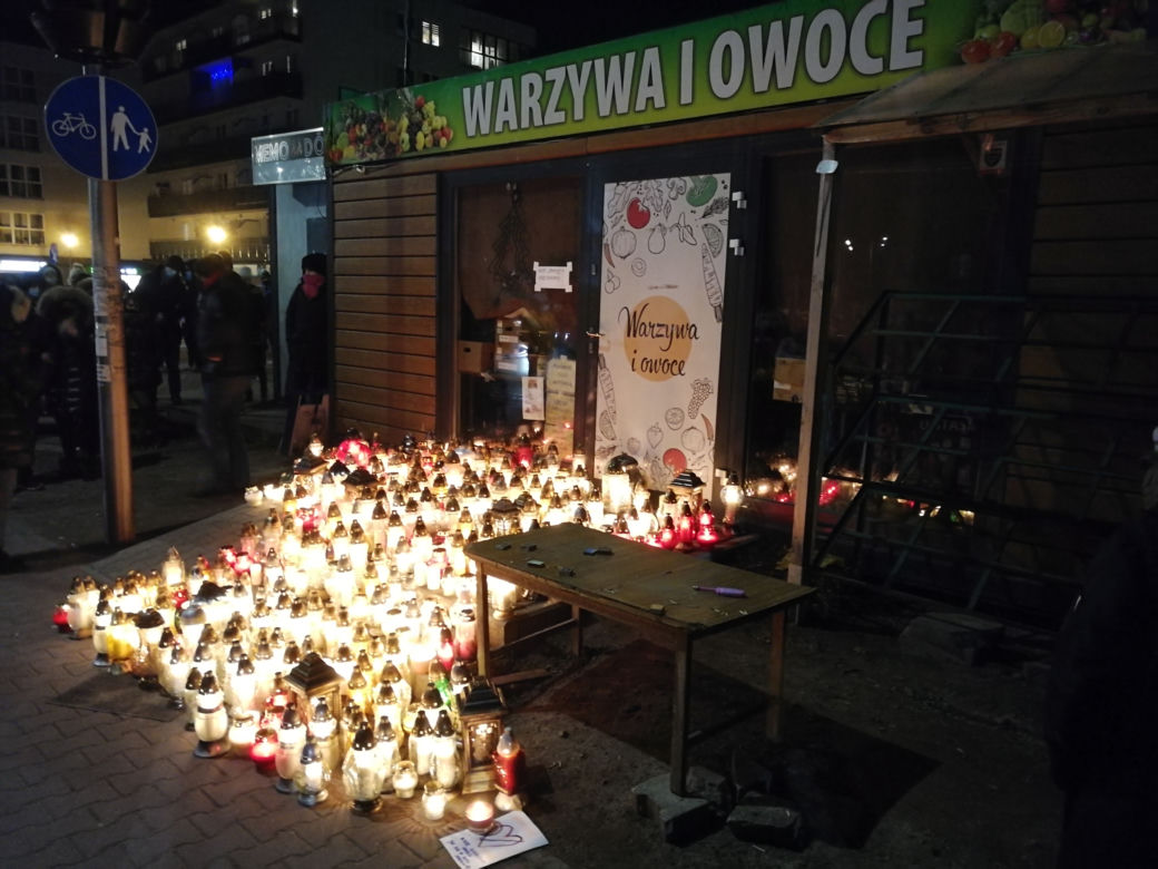 Tłumy przed warzywniakiem w Ząbkach. Mieszkańcy palą znicze i zostawiają kartki