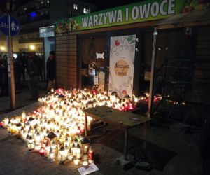Tłumy przed warzywniakiem w Ząbkach. Mieszkańcy palą znicze i zostawiają kartki