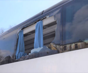 Znak drogowy wbił się w szybę  autobusu!