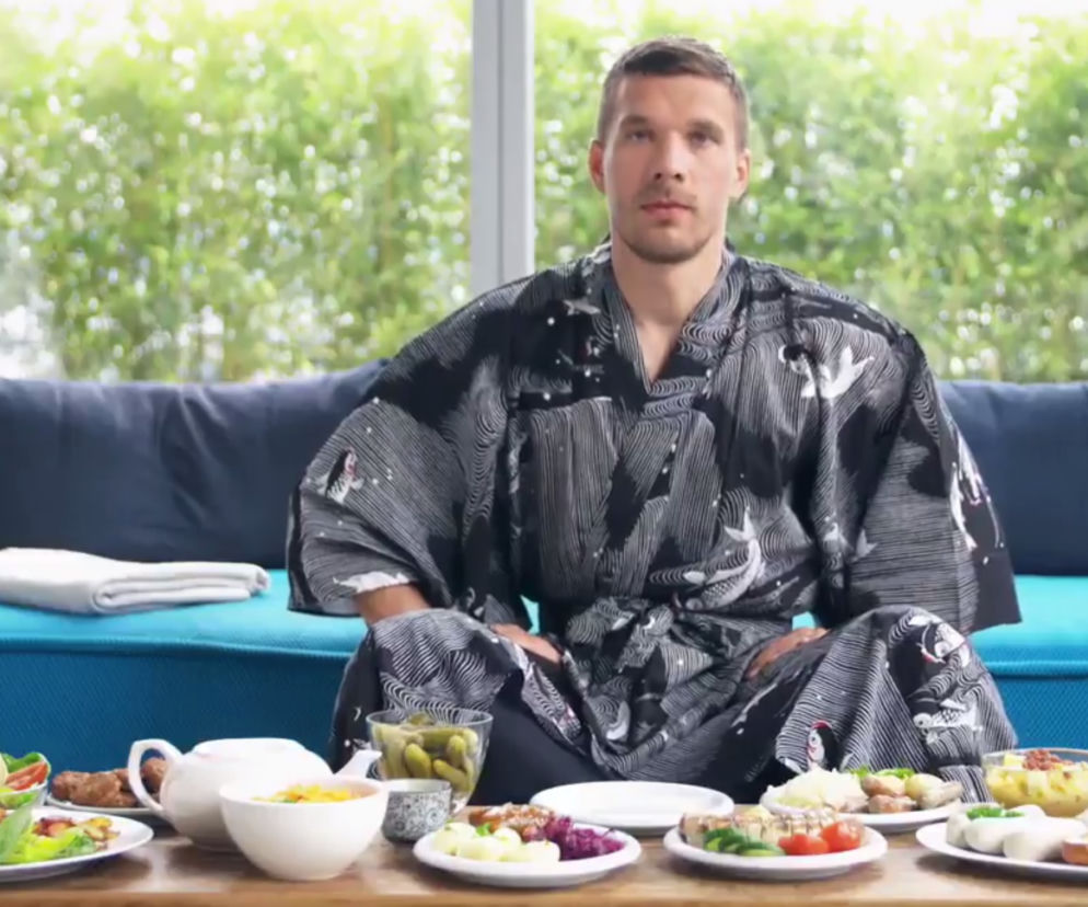 Łukasz Podolski w roili samuraja i tworzący origami! Zobaczcie [WIDEO]