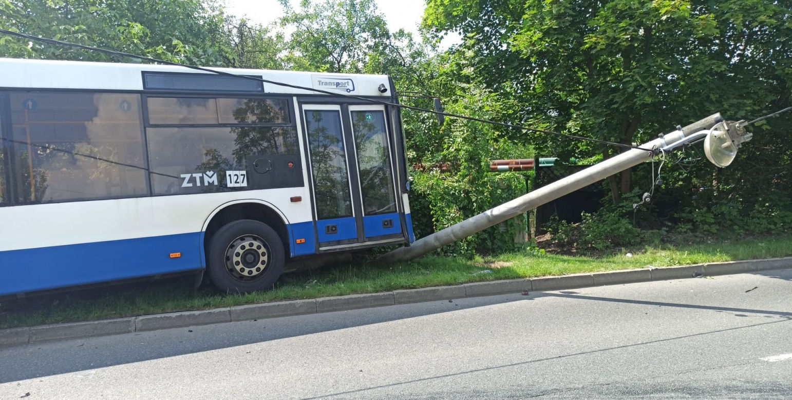 Wypadek autobusu w Katowicach. Zderzył się z samochodem osobowym