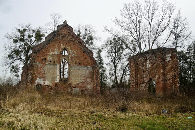 Ta malutka wieś powstała w XIV wieku. Skrywa ruiny gotyckiej świątyni