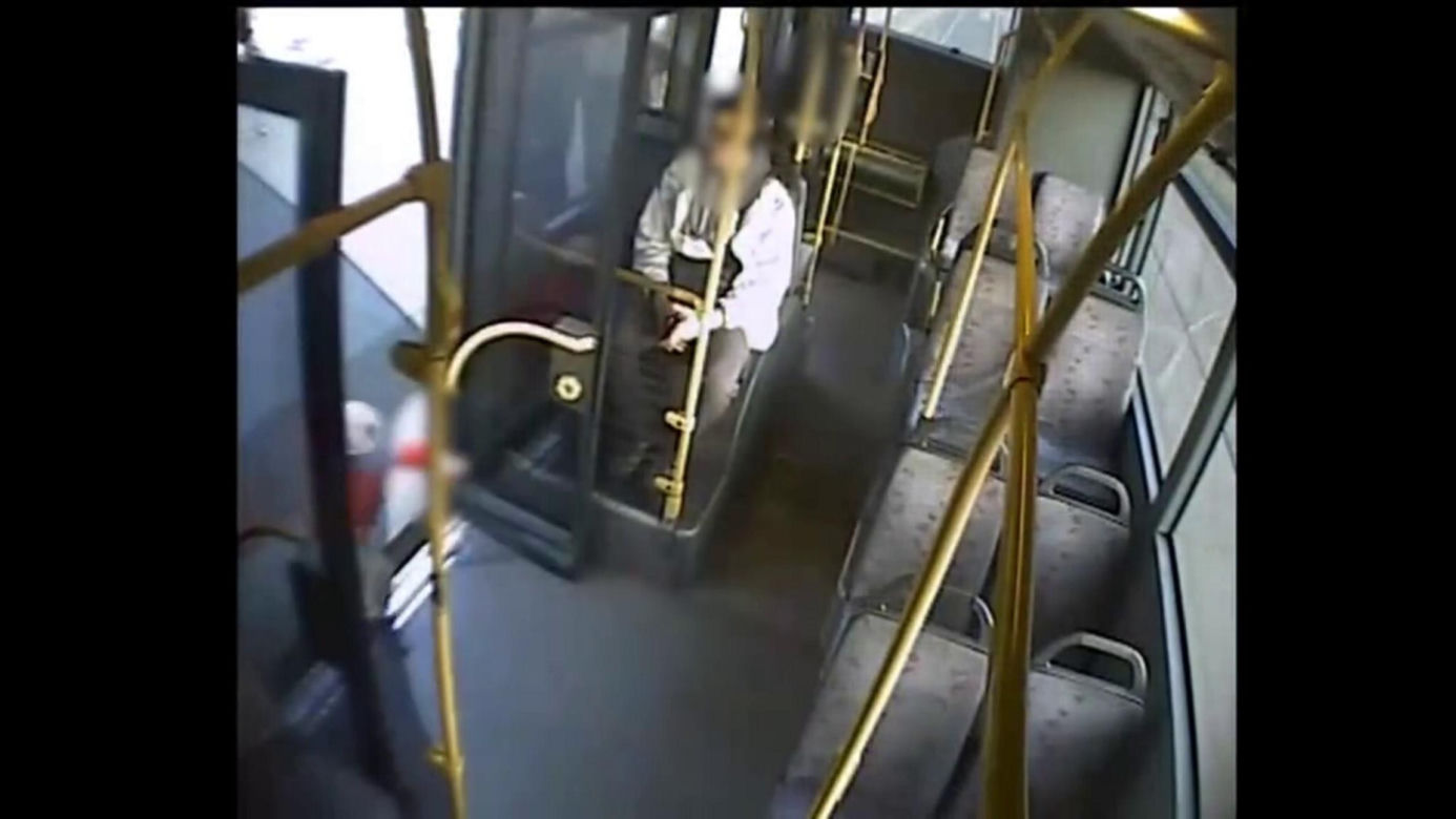 Wrocław. 3-latek sam podróżował komunikacją miejską. Pomógł mu kierowca autobusu [ZDJĘCIA].