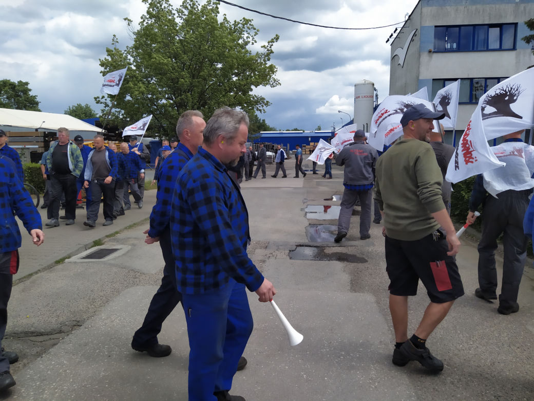 Trwa strajk generalny w Altrad Mostostal. Protestujących poparli związkowcy z Mostostalu Siedlce - zobacz zdjęcia!