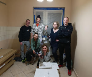 Kurz, farba i wkrętarki w ruchu. Trwa ekspresowy remont mieszkania usamodzielnienia w Bydgoszczy