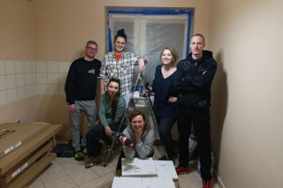 Kurz, farba i wkrętarki w ruchu. Trwa ekspresowy remont mieszkania usamodzielnienia w Bydgoszczy