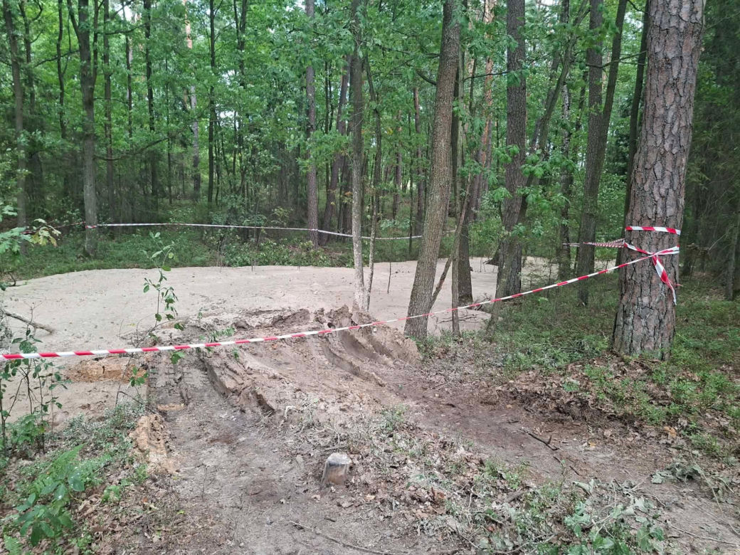 Tajemnicza maź zalała las pod Starachowicami. Policja i leśnicy badają sprawę