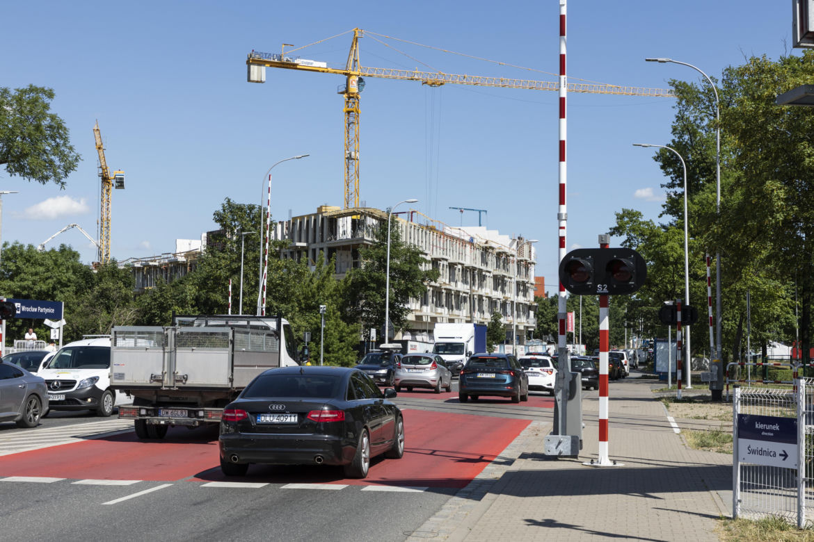 Nowe rogatki paraliżują ruch na południu Wrocławia. Kierowcy sami sobie winni?