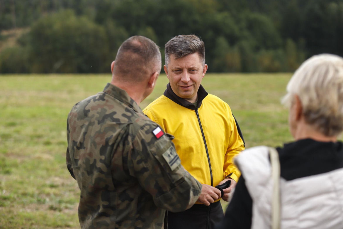 Michał Dworczyk podczas skoku ze spadochronem w Boguszynie