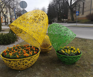 Giżycko gotowe na Wielkanoc! Miasto ozdobiły kolorowe pisanki [ZDJĘCIA]
