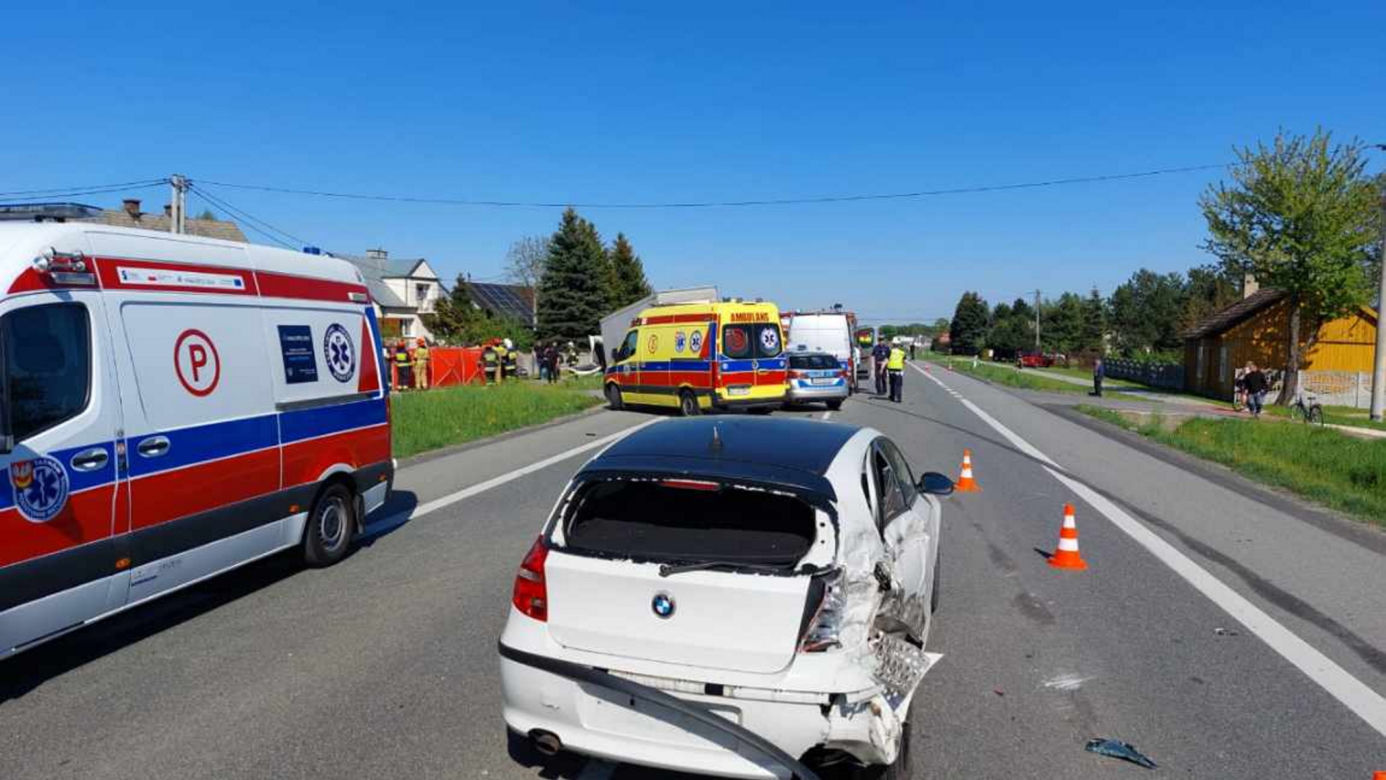 Potworne zderzenie w Ładnej pod Tarnowem. 37-latka nie żyje. Na jej pas zjechała 12-tonowa ciężarówka [ZDJĘCIA]