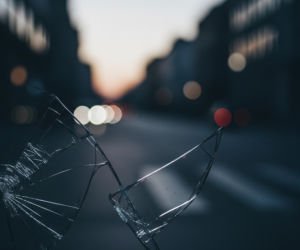 Kolizja na Woli. Jak mercedes wjechał do sklepu?