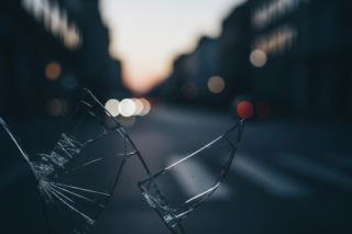 Kolizja na Woli. Jak mercedes wjechał do sklepu?