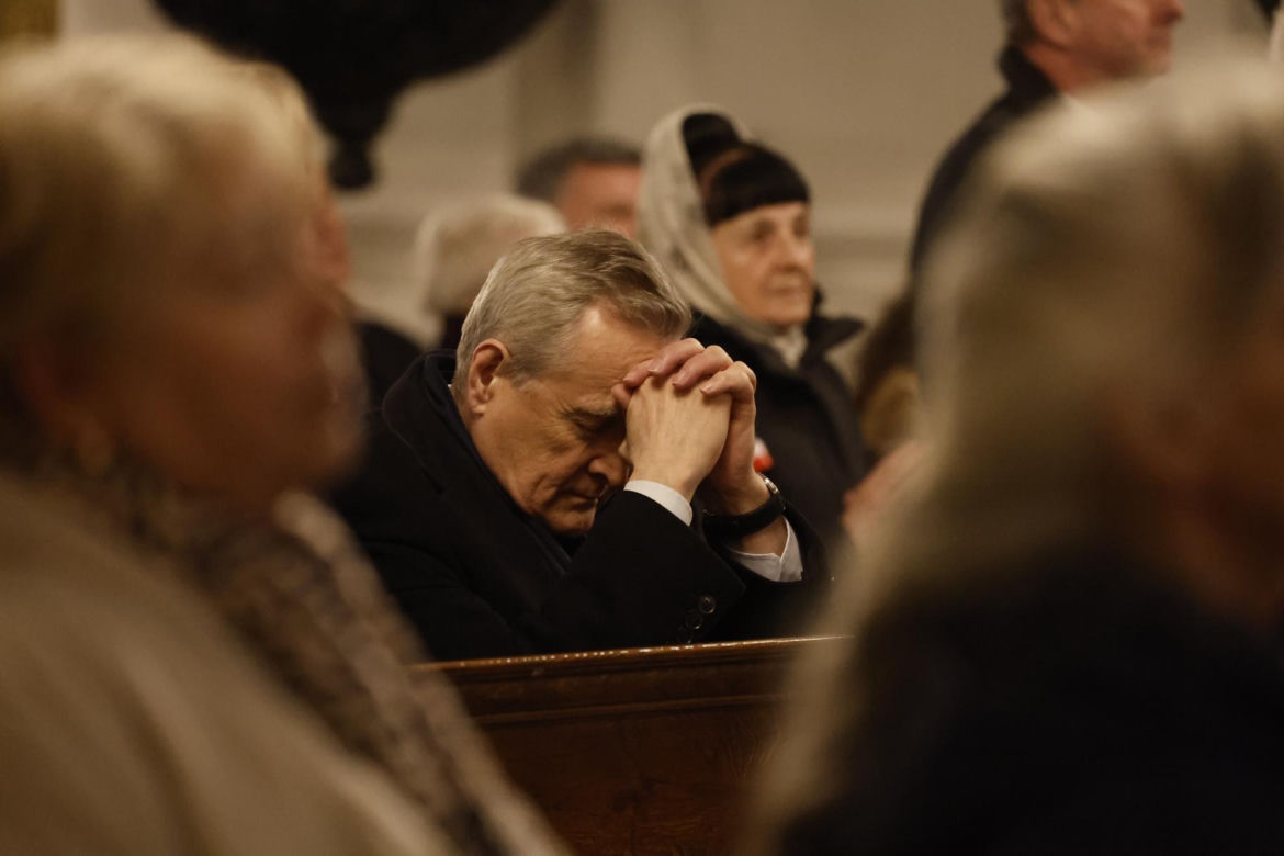 Jarosław Kaczyński z posłami na mszy św. w intencji Barbary Skrzypek