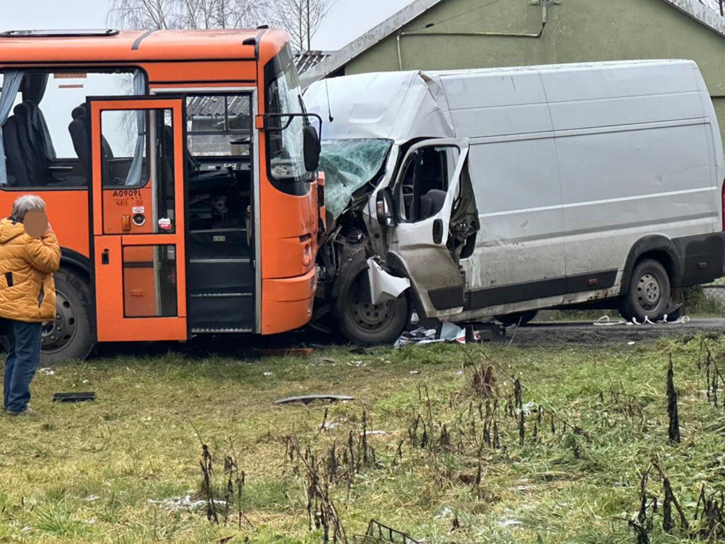 Jeziorzany pod Tarczynem. Bus uderzył w autobus szkolny. Wśród rannych małe dzieci