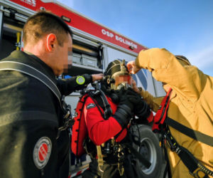 Auto wpadło do zbiornika wodnego w Bolimowie. Dwoje nastolatków nie żyje