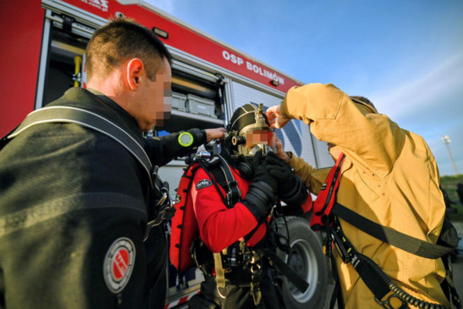 Auto wpadło do zbiornika wodnego w Bolimowie. Dwoje nastolatków nie żyje