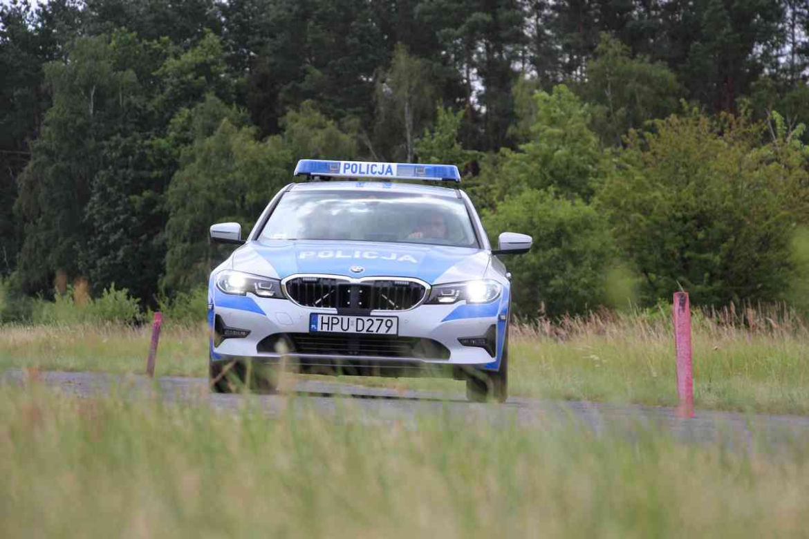 Policjanci przechodzą szkolenia z jazdy oznakowanymi BMW serii 3