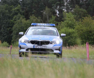 Policjanci przechodzą szkolenia z jazdy oznakowanymi BMW serii 3