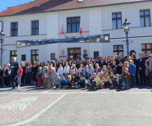 Polonez maturzystów z I LO na rynku w Ostrzeszowie