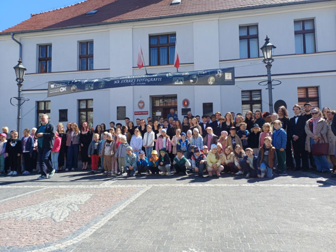Polonez maturzystów z I LO na rynku w Ostrzeszowie