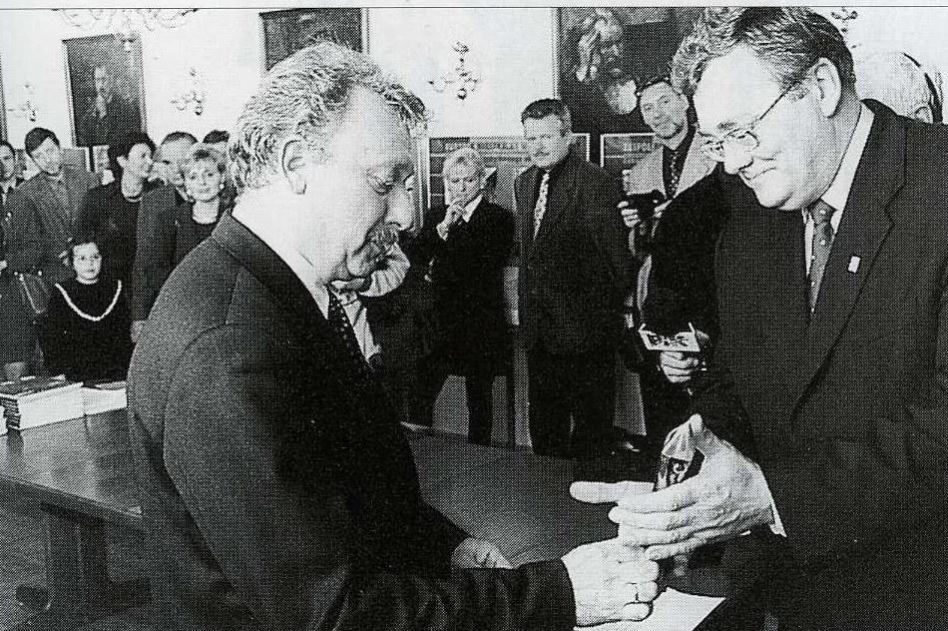 Bydgoszcz: Architekt Andrzej Myga, prezes oddziału SARP w Bydgoszczy, odbiera nagrodę za najlepszy dom mieszkalny wielorodzinny i jednorodzinny z rąk prezydenta miasta Romana Jasiakiewicza
