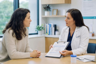 Mutacja BRCA w rodzinie to nie wyrok, ale sygnał do działania. NFZ ułatwia diagnostykę