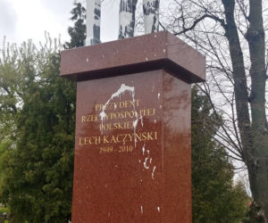 Zdewastowany pomnik Lecha Kaczyńskiego w Siedlcach