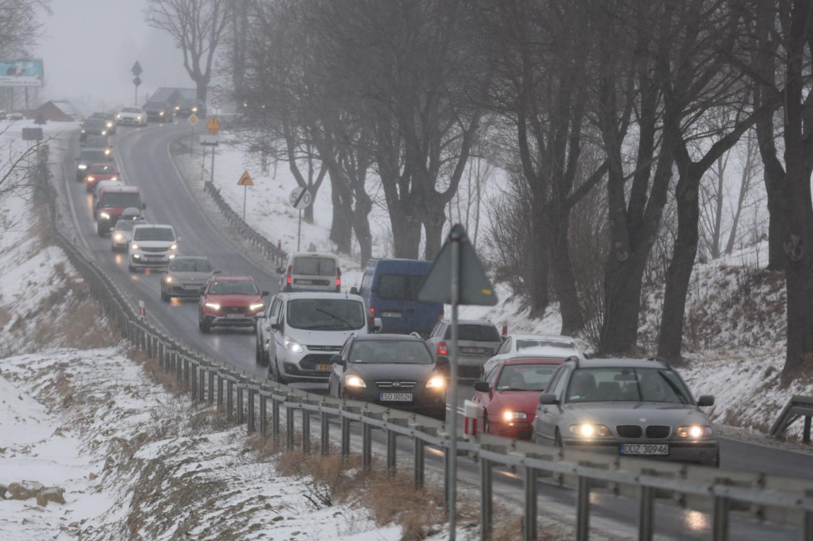 Święta pod Tatrami. Korki na zakopiance, trzeci stopień zagrożenia lawinowego, wcześniejsza rezerwacja parkingów