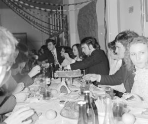 Studniówka w PRL. Zobacz, jak się kiedyś bawili!