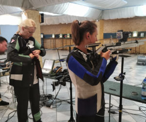 Katarzyna Orzechowska szykuje się do startu w Mistrzostwach Polski w strzelectwie pneumatycznym