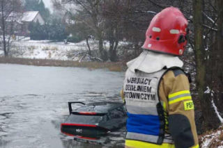 Samochód w stawie. 47-latek próbował uniknąć zderzenia ze zwierzęciem