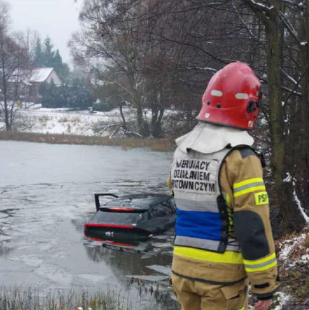 Elektryczna kia wjechała do stawu. 47-latek próbował uniknąć potrącenia zwierzęcia