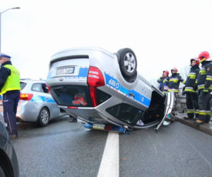 Radiowóz dachował na DTŚ w Katowicach. Ranny został policjant z Małopolski [ZDJĘCIA]