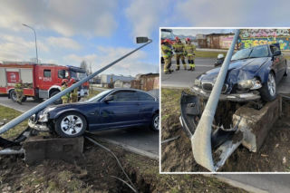 Radom: 24-latek zjechał z drogi i huknął w słup. Uliczna latarnia zgięła się wpół i runęła na bmw!