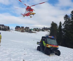 Chwile grozy na stoku! Mężczyzna huknął w drzewo i wpadł do potoku. Został poważnie ranny
