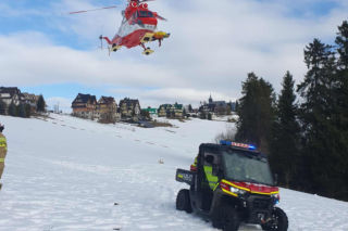 Chwile grozy na stoku! Mężczyzna huknął w drzewo i wpadł do potoku. Został poważnie ranny
