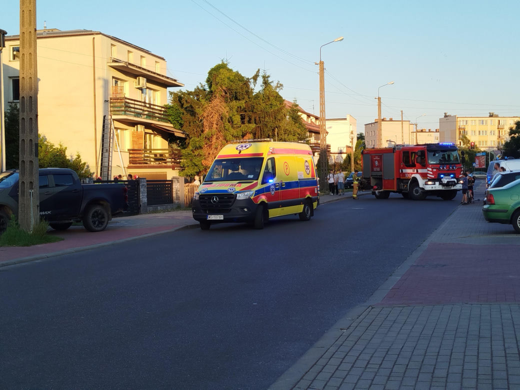 Dziecko wypadło z pierwszego piętra szeregowca przy ul. Chełmońskiego w Siedlcach