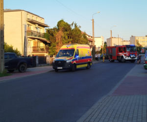 Dziecko wypadło z pierwszego piętra szeregowca przy ul. Chełmońskiego w Siedlcach