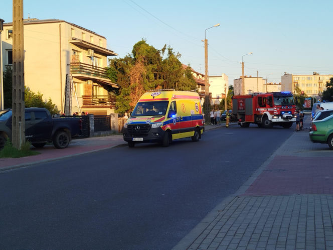 Dziecko wypadło z pierwszego piętra szeregowca przy ul. Chełmońskiego w Siedlcach