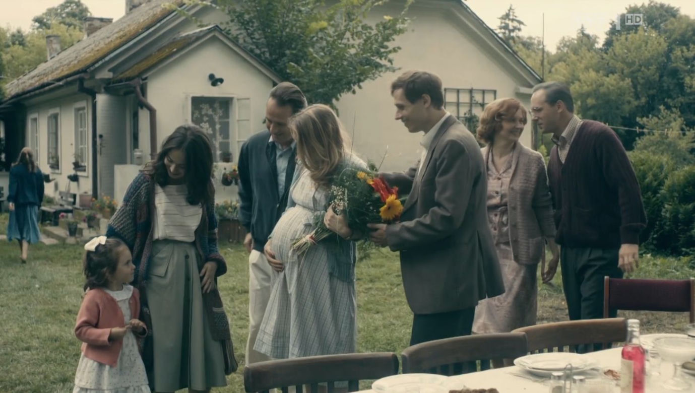 Stulecie Winnych 4 odc. 48. Michelle (Maria Pawłowska), Janusz (Paweł Małaszyński), Hania (Maja Burzyńska), Agnieszka (Ina Sobala), Michał junior (Marcin Franc)