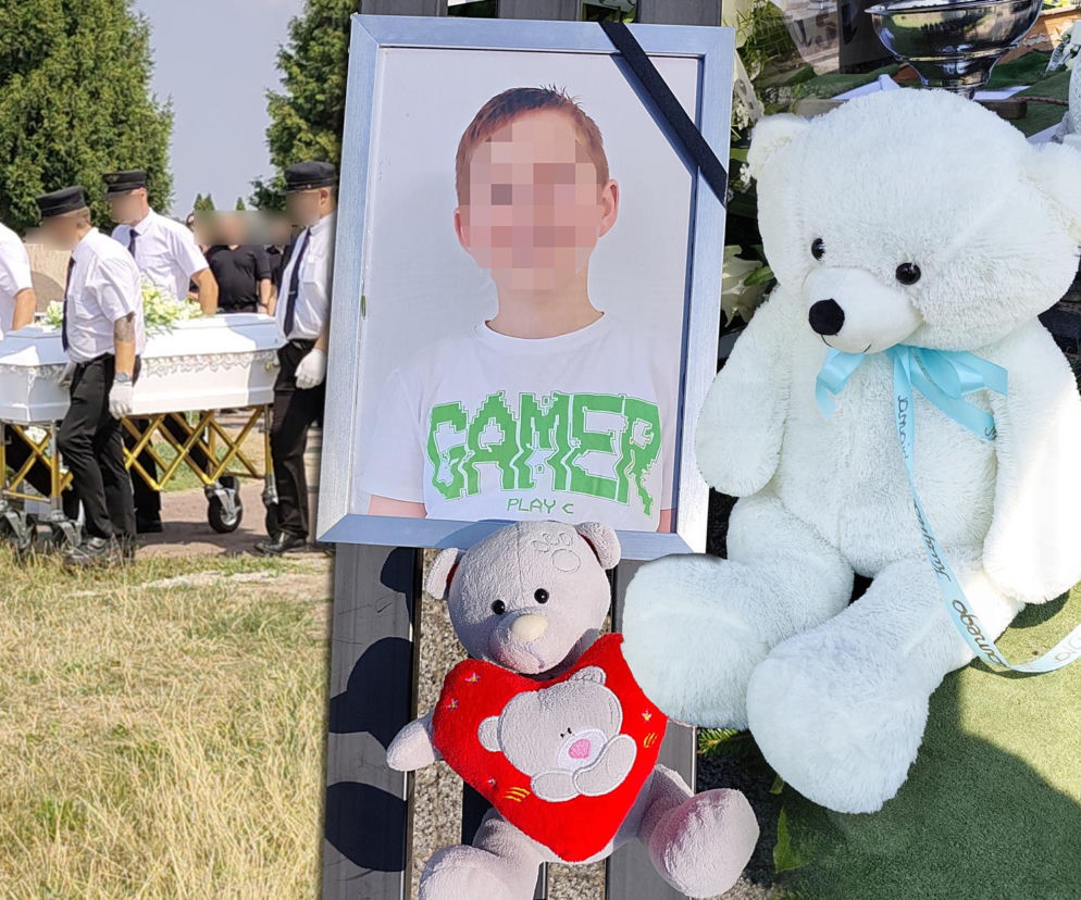 Mężczyźni niosący białą trumnę. Na wstawce zdjęcie zmarłego chłopca i pluszowe misie. O pogrzebie Fabianka przeczytasz na SE.